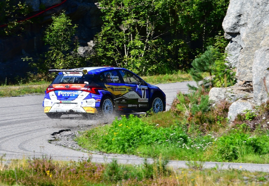 Simon Vallentin og Line lykke Jensen havde et tæt opgør med de to norske fartpiloter Frank Tore Larsen og Henning Solberg. Her er den danske duo på rallyets tredje hastighedsprøve.
(Foto: Morten Dam - autoMOTIV/specialpress)